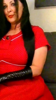 Hausfrau raucht in schwarzen handschuhen