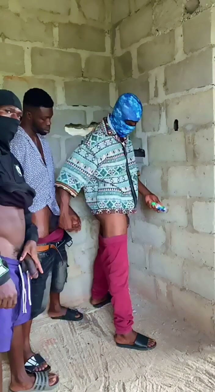 BLACKSHOOTERR: Tři hetero boyz šukání v nekomplikované budově ....