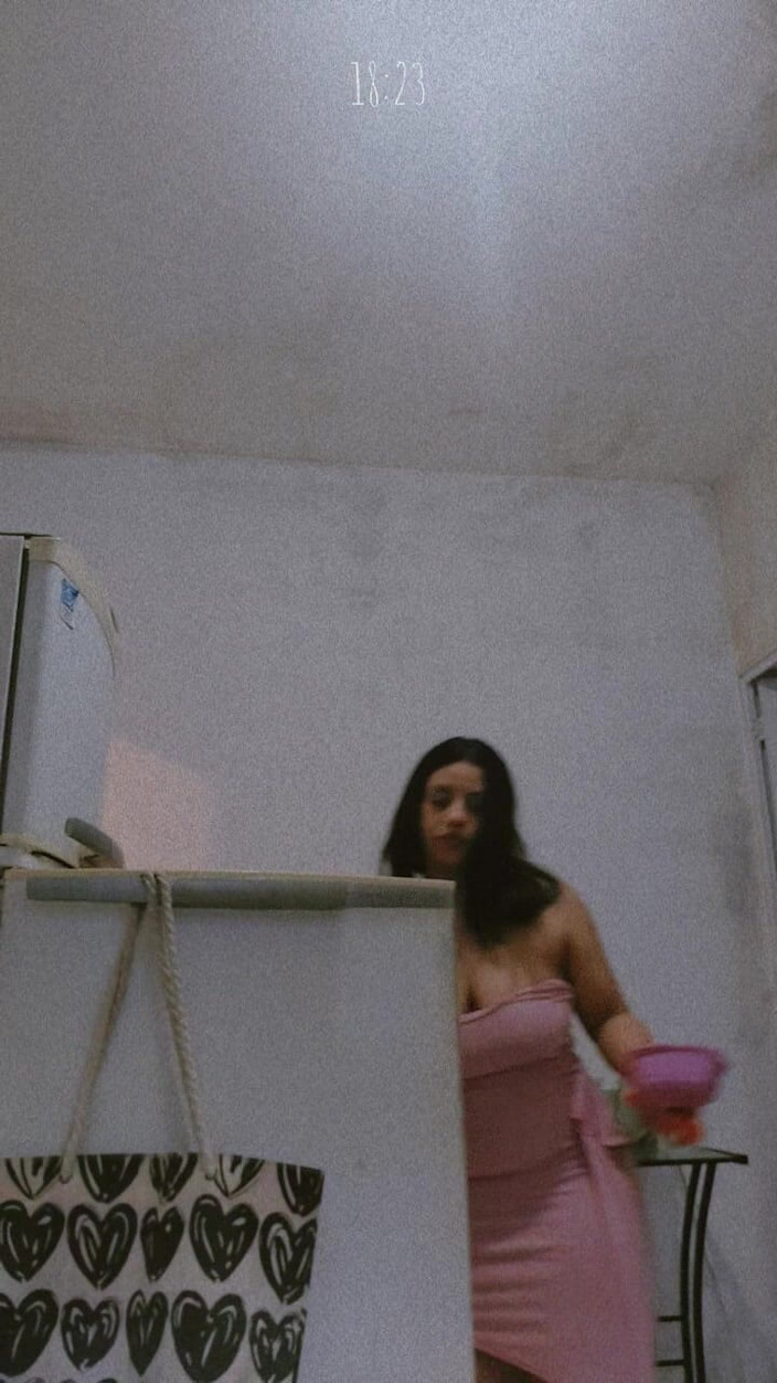 Zayra Pink: Kochen zu Hause – echter Moment