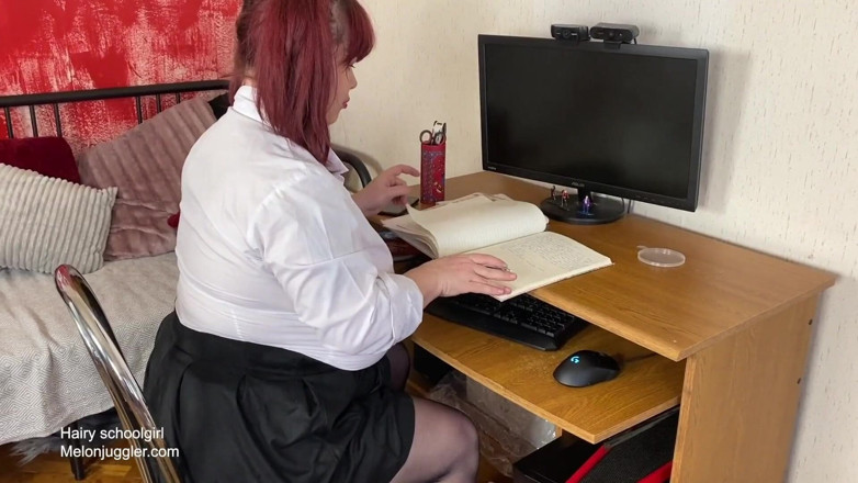 Melon Juggler: BBW duże cycki Roxanne rucha swoją owłosioną cipkę