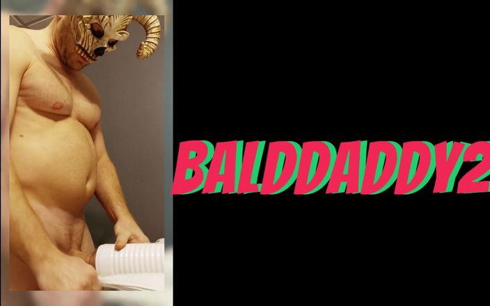 Bald Daddy: Un armăsar sexy baldaddy face masaj anal, apoi îi scurge cu...
