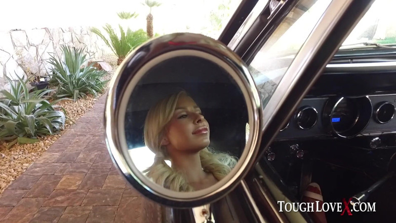 ToughLoveX: Фанатка Карла номер один Кармен Калієнте благає його трахнути її