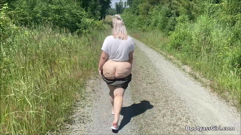 Bootyass Girl: Awek putih dengan pantat besar dikongkek dalam hutan