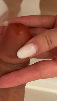 Ich reite meinen dildo in der badewanne wie ein schmutziges mädchen