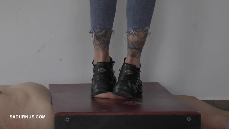 Sadurnus: Mistress Cleo Happy Finishing Crush!