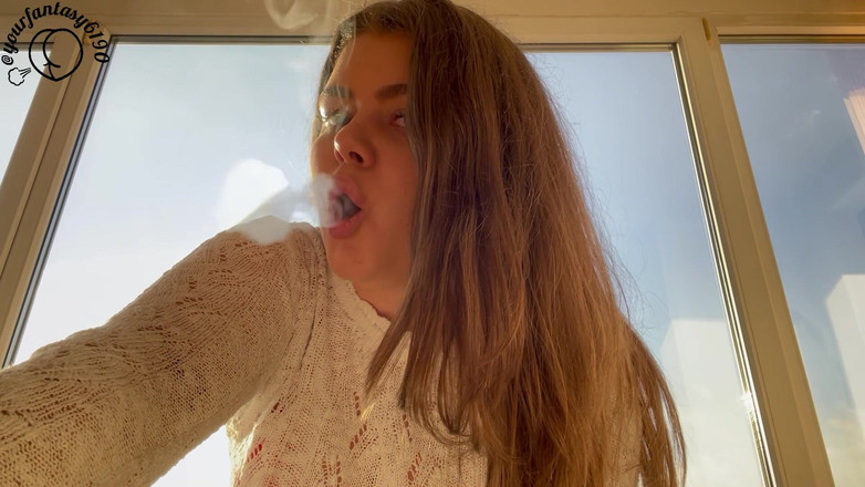 Your fantasy studio: Latina fumando ao pôr do sol