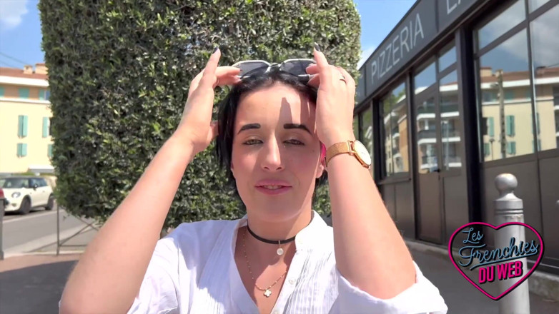 The Frenchies of the web: Leila，一个淫荡的女孩，她非常想要品尝两根鸡巴
