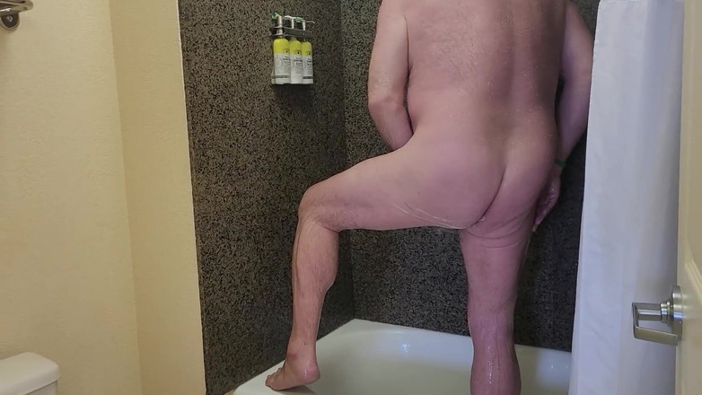 beardaddychub: Ours prend une douche