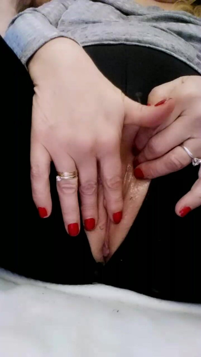 Slut Danielle: Danielle bermain dengan pepeknya yang baru dikongkek