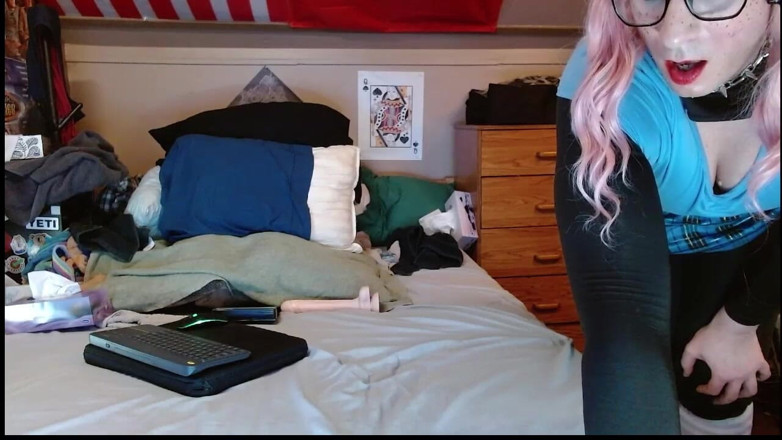 CosmicJones88: Růžové vlasy sissy pig třese tlustý zadek a svléká se...
