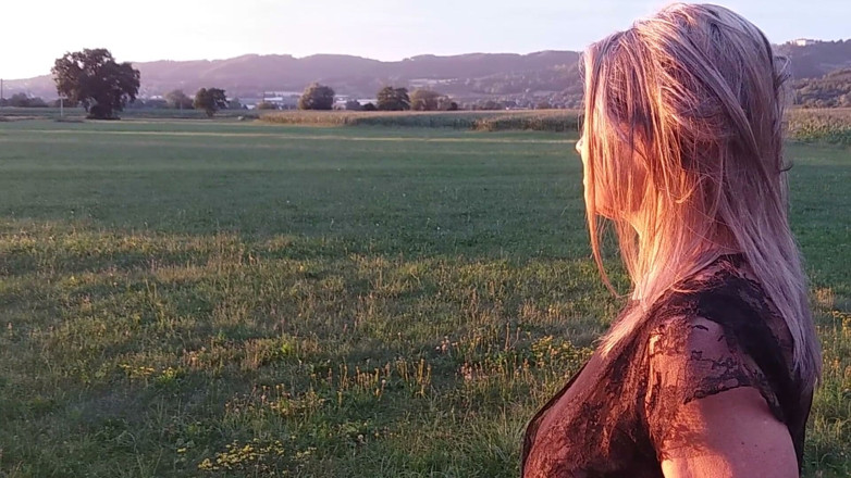 martinawest: Vovó está usando um body puro ao ar livre
