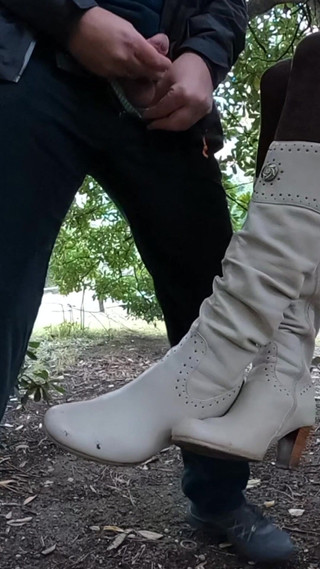 Mature_cunt: 在公园的靴子上射精