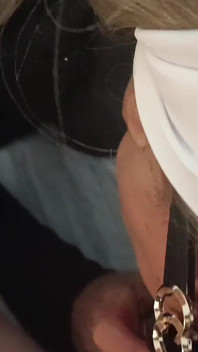 MILF cu ochelari de soare POV blowjob cu spermă în gură
