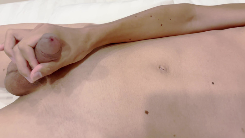 hueikun: Un garçon avec un gros prépuce reçoit une érection, se masturbe...