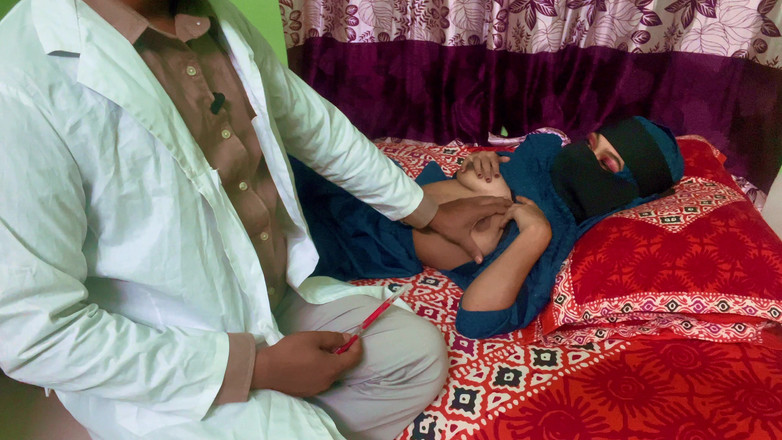 Riya Chowdhury: Il dottore guarda le sue tette piacevoli e la sua...