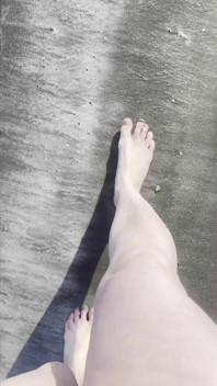 Taquinage de pieds sur la plage