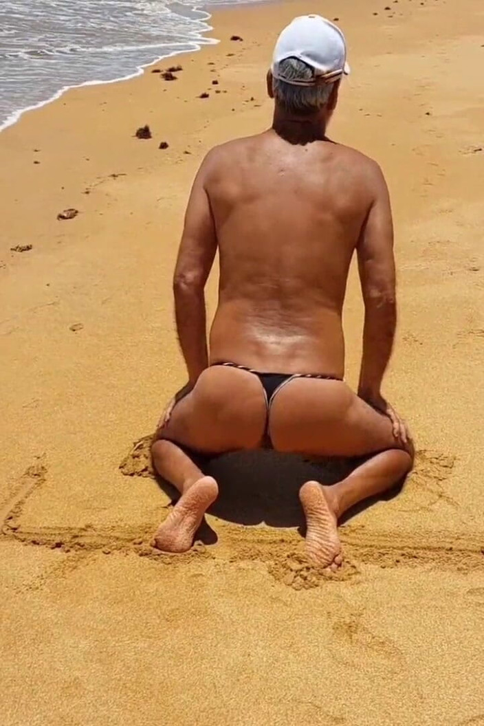 Ladysilvas: Ladysilva变装者在海滩上的热屁股