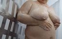 Sweet July: Nackte stiefmutter mit dicken titten und arsch duscht