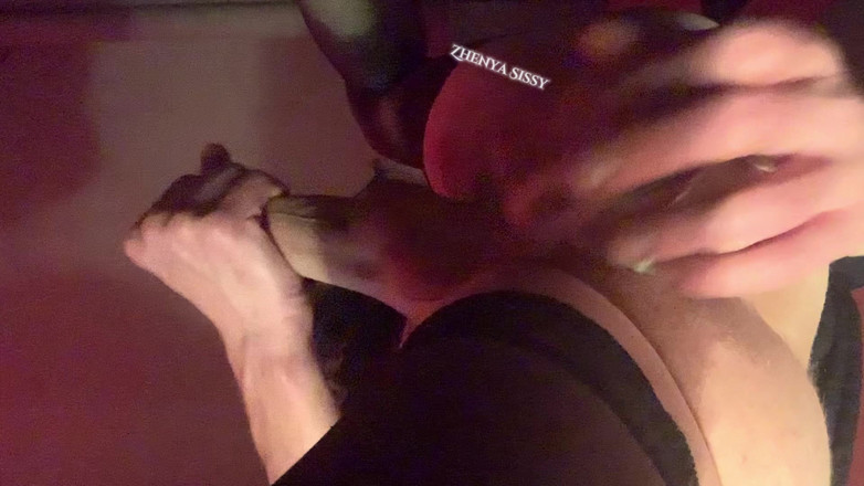 Zhenya Sissy: Pria sange ini lagi asik muasin dirinya sendiri pakai dildo