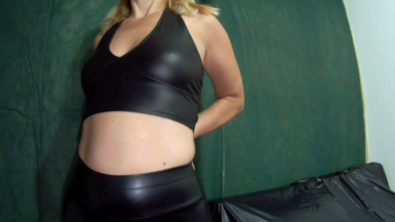 Leather Addict: Handjob cepat dan pancutan mani besar pada kulit dengan MILF...