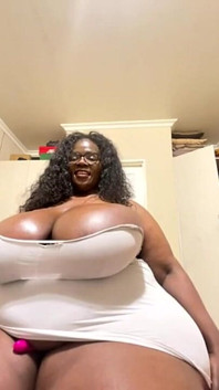 Tetona grandota milf hace striptease y tetas