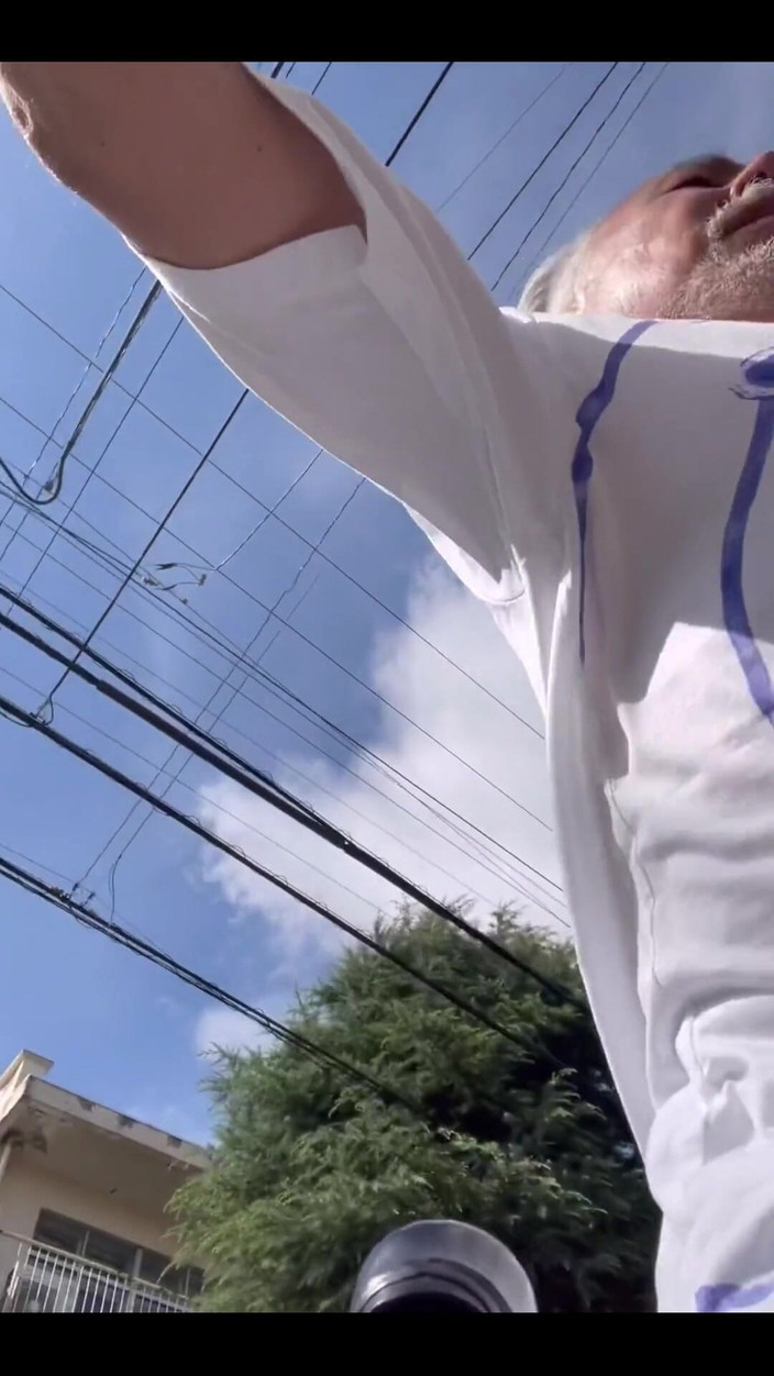 Japanese daddy: Sta solo cavalcando la sua bici in una felpa e...