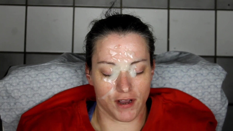 Dirty Dees: amateur casera tomando cargas en su cara bonita