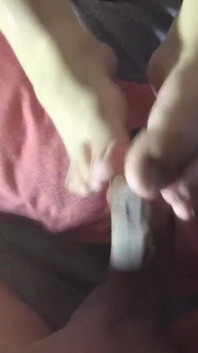 Ze gebruikt haar voeten op mijn lul en ballen totdat ze al het sperma eruit krijgt en het als voet gebruikt ...