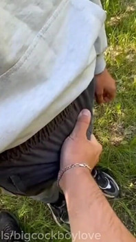 Twink mit großem schwanz squirtet heißes sperma auf Papis schwanz im park in der Öffentlichkeit