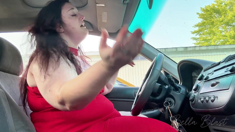 BellaBlast: İri güzel kadın inatçı arabaya karşı kararlı ve krankingli olacak...