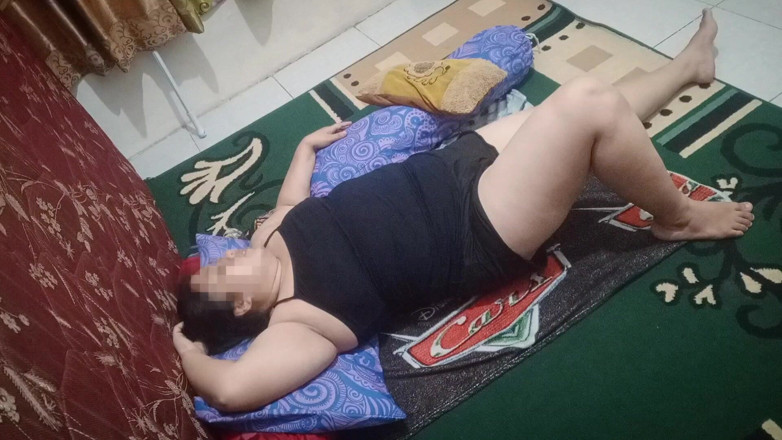 my_wife_chubby: (Partea 1) Mama vitregă dolofană excitată vrea să fie futută