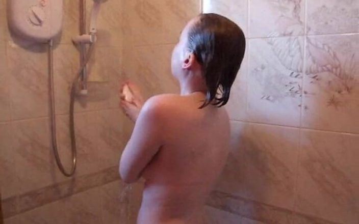 Horny vixen: Lavando o cabelo em maiô