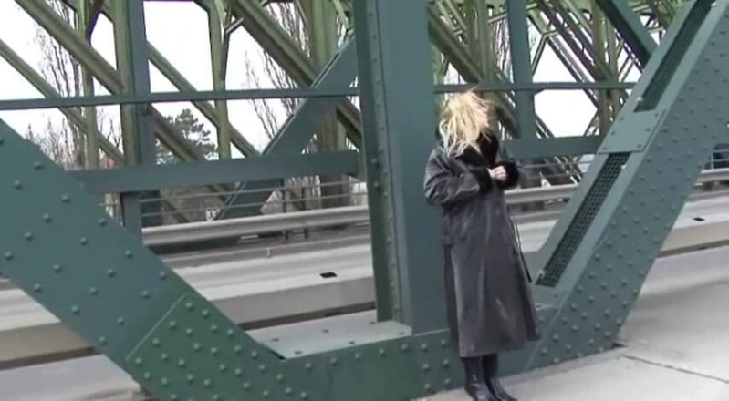 Femdom Austria: Pissing sul ponte