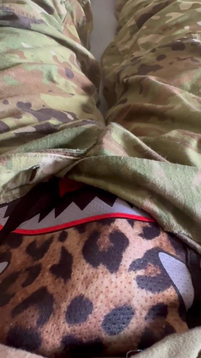 Gay Soldier Stuff: Armádní specialista si honí v uniformě a vytéká pre sperma...