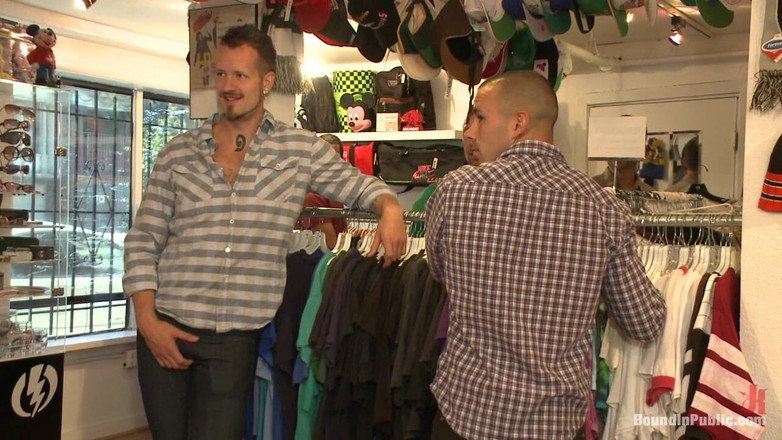 Bound in public: La carne fresca del sud viene usata in un negozio...