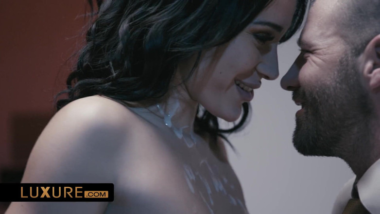 Luxure: La sorpresa sexy di lola bellucci