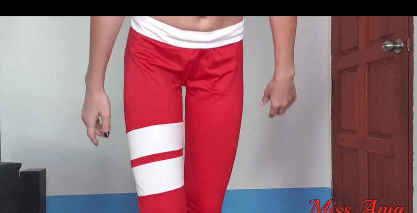 MissAnja_FH: Te exciți când o blondă sexy se întinde în fața ta? Picioare...