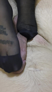 15 minutos de pies en medias frotando polla palpitante