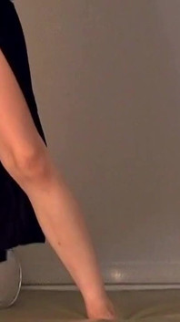 Schattige Koreaanse amateur stelt sexy kont bloot in rood slipje