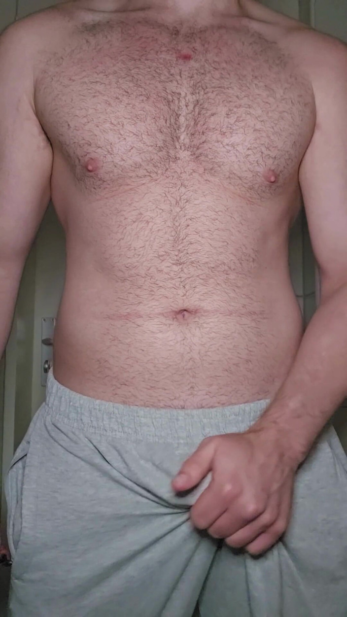 PhantomGentX: Ejaculação de moletom cinza ;) Com todo tesão!