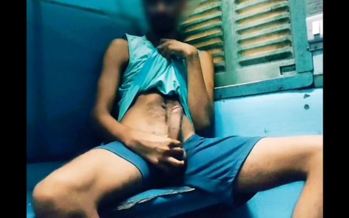 Tani: Adolescente se diverte gay em trem