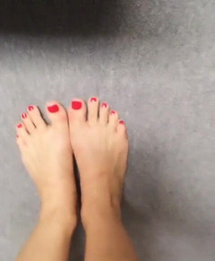 Nesty: 昨天的红色指甲也钉在我的脚上