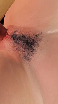 Sexy Aziatische vriendinnen kreunen en ademt zwaar terwijl ze seks heeft