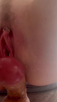 Blonde MILF Berijdt Dikke Dildo Op De Vloer - Meerdere Spuiten Vooraanzicht