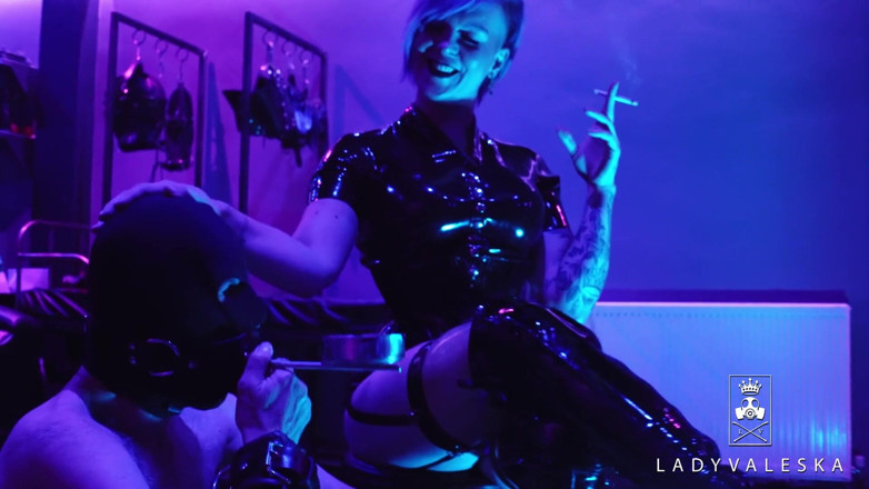 Lady Valeska: 재떨이 소년