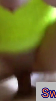 Heißer sexy arsch reitet einen großen schwanz mit mehreren orgasmen. POV