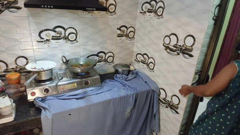 Hotty Mona: 哥在丈夫值班时与她的姐夫在厨房里玩迷宫性爱。