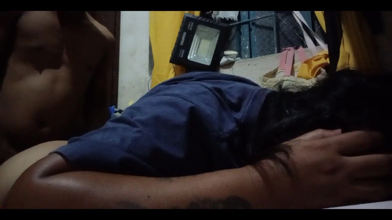 Daddy V: Zezadu, ale v zadku pinay dívky, je pohřben