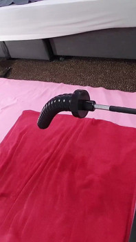 Black Ripple s’enfile un gode enfermé dans une cage de chasteté en acier
