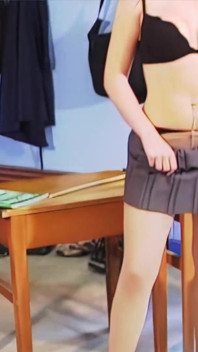 Tease ruang kelas menampilkan Amy Greystone